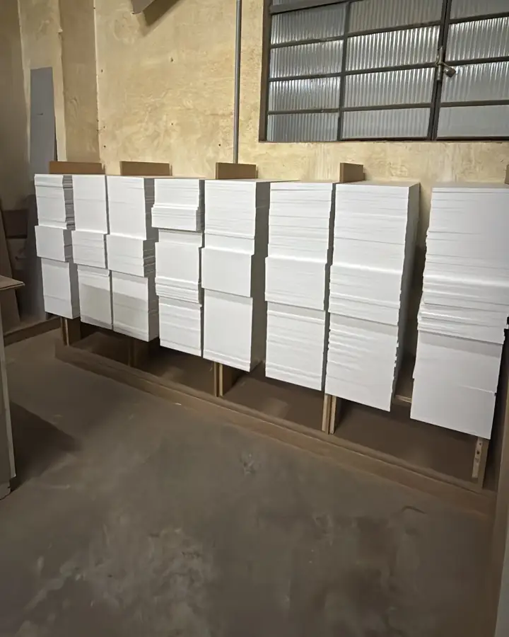 Pilhas de peças brancas de MDF em estante da fábrica da FeP