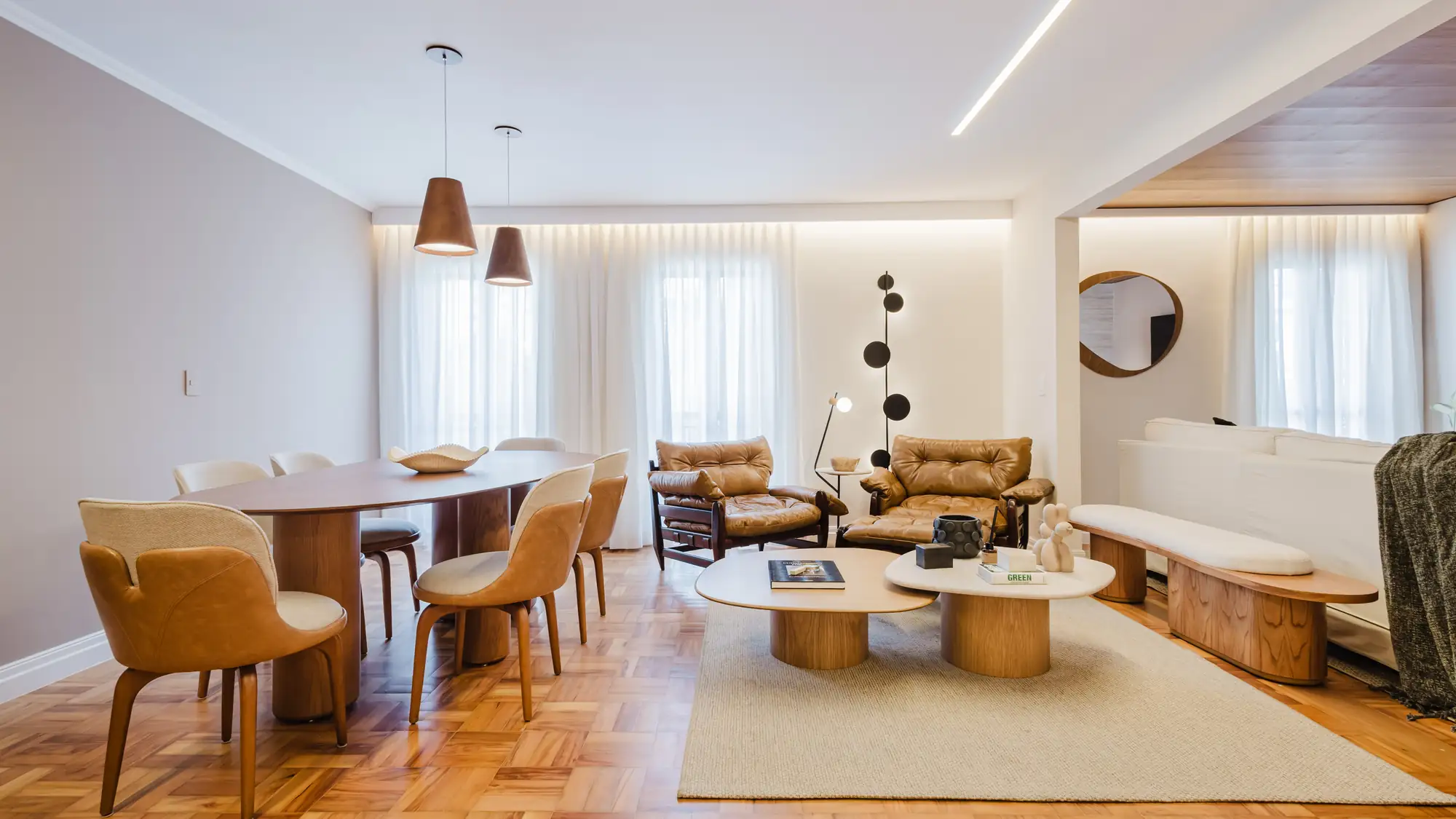 Sala de jantar e estar integradas com sanca iluminada
