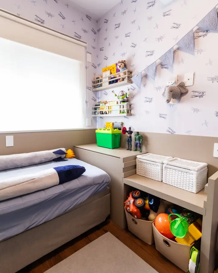 Quarto infantil com cama, nichos e prateleiras de brinquedos