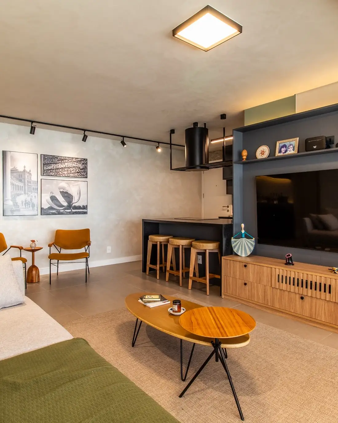 Sala de apartamento na Barra Funda com marcenaria e serralheria da FeP, projeto Padoveze Interiores