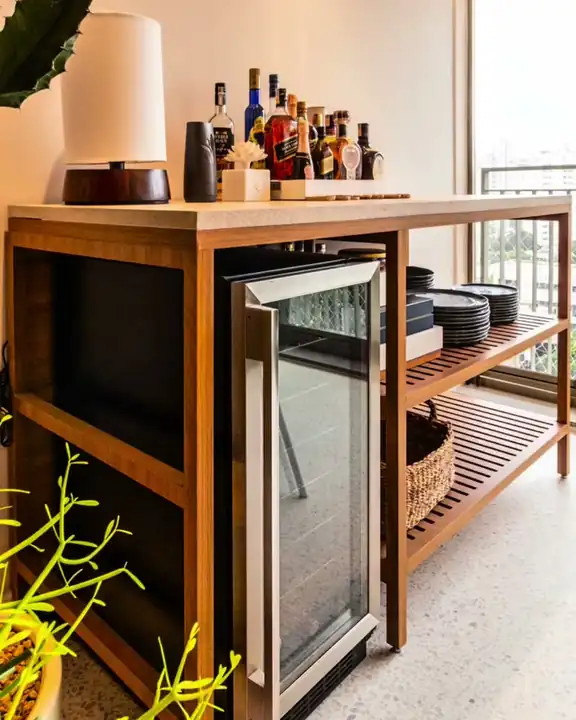 O bar instalado, com adega embutida, garrafas e plantas
